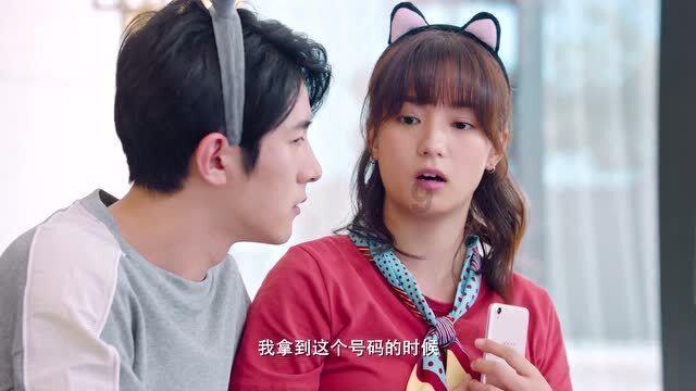 老人乘扶梯不慎摔倒,身后女子拼尽全力撑住老人。网友:幸好有你,为你点赞