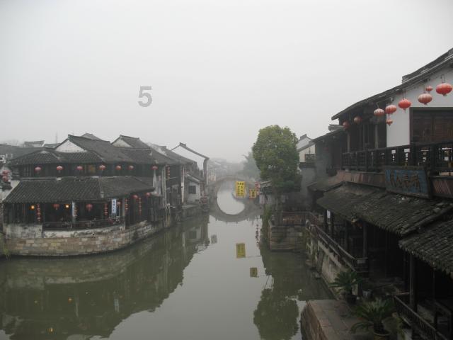 逃离残破的机舱